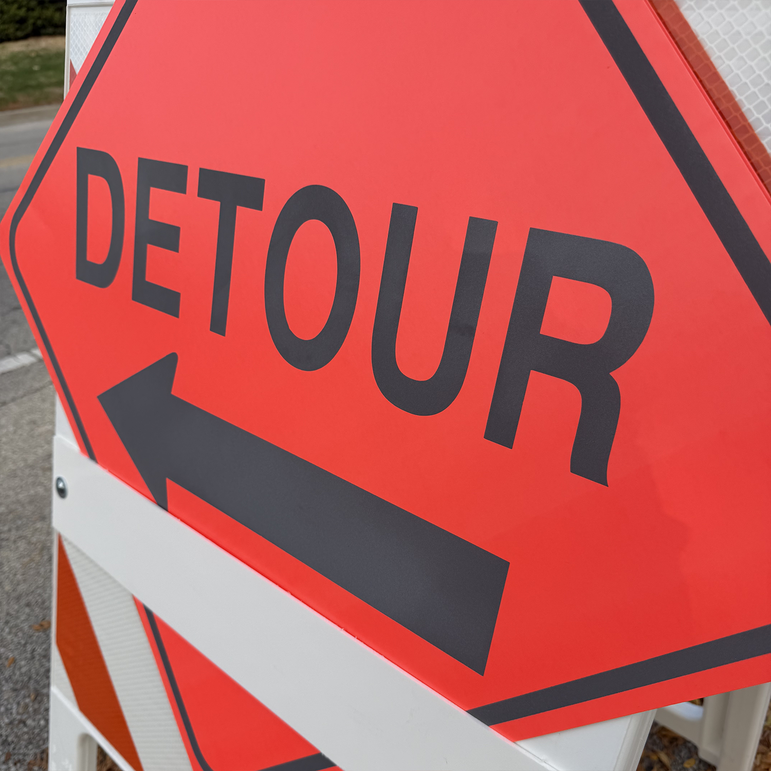 Reflective Water-Resistant DETOUR LEFT ARROW Sign
