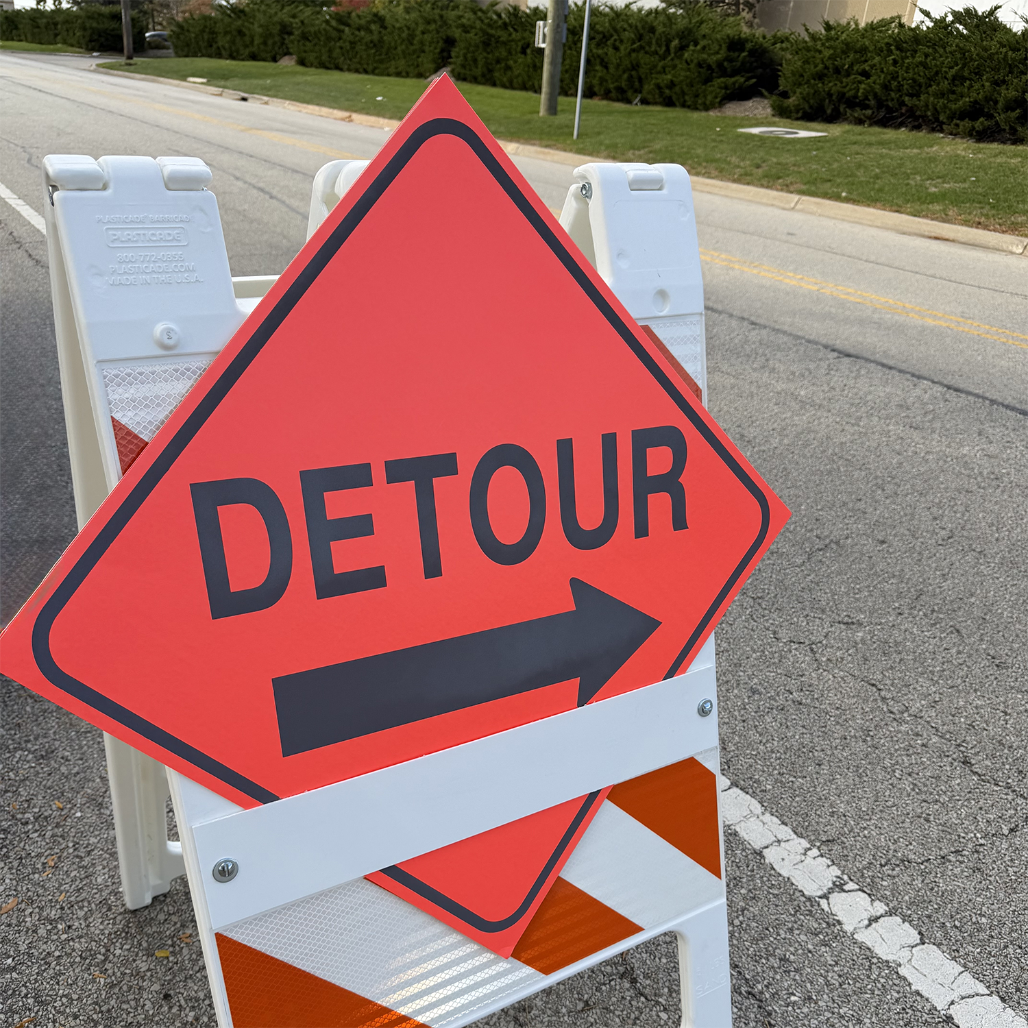Reflective Water-Resistant DETOUR RIGHT ARROW Sign