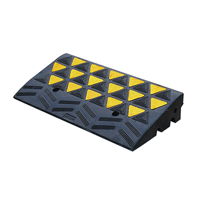 Rubber Curb Ramp w/Reflectors (4 in. tall)